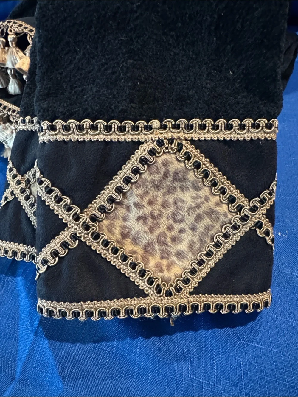Avanti Black Bath Towels with Leopard Print Accents (2 Bath 2 Hand 2 Wash)